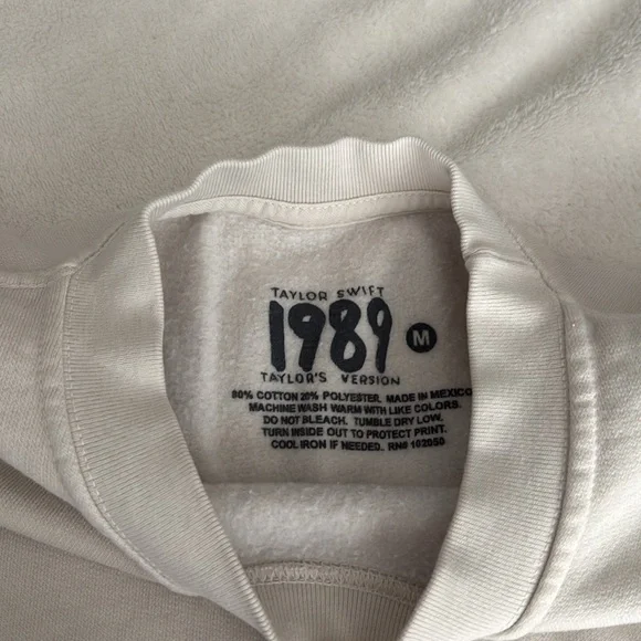 Taylor Swift TV 1989 Sweatshirt - Picture 3 of 5
